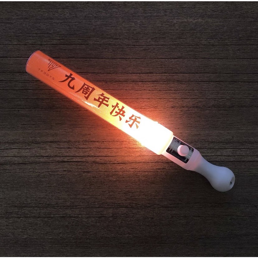 Gậy tiếp ứng cầm tay nhóm TFBOYS