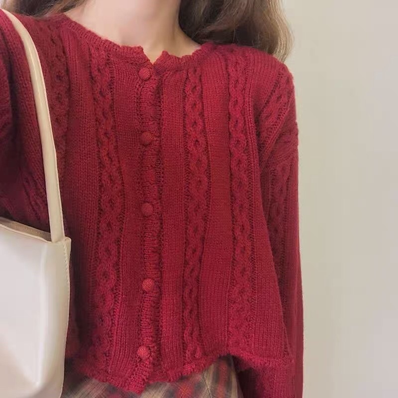 Áo len đỏ mix chân váy caro phong cách vintage