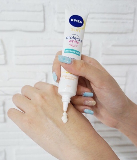 Kem chống nắng Nivea Oil Control Protect & White Sun Serum