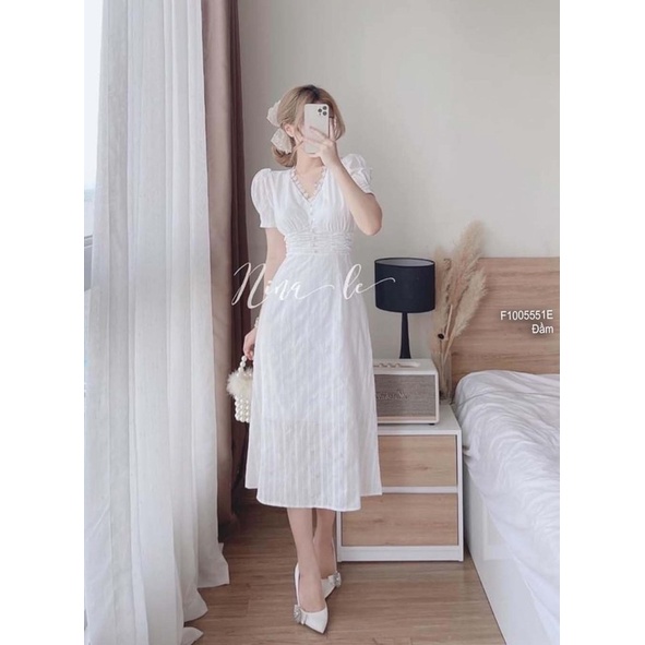 Đầm xòe trắng ngực đính nút cổ tim phối viền ren tay ngắn!