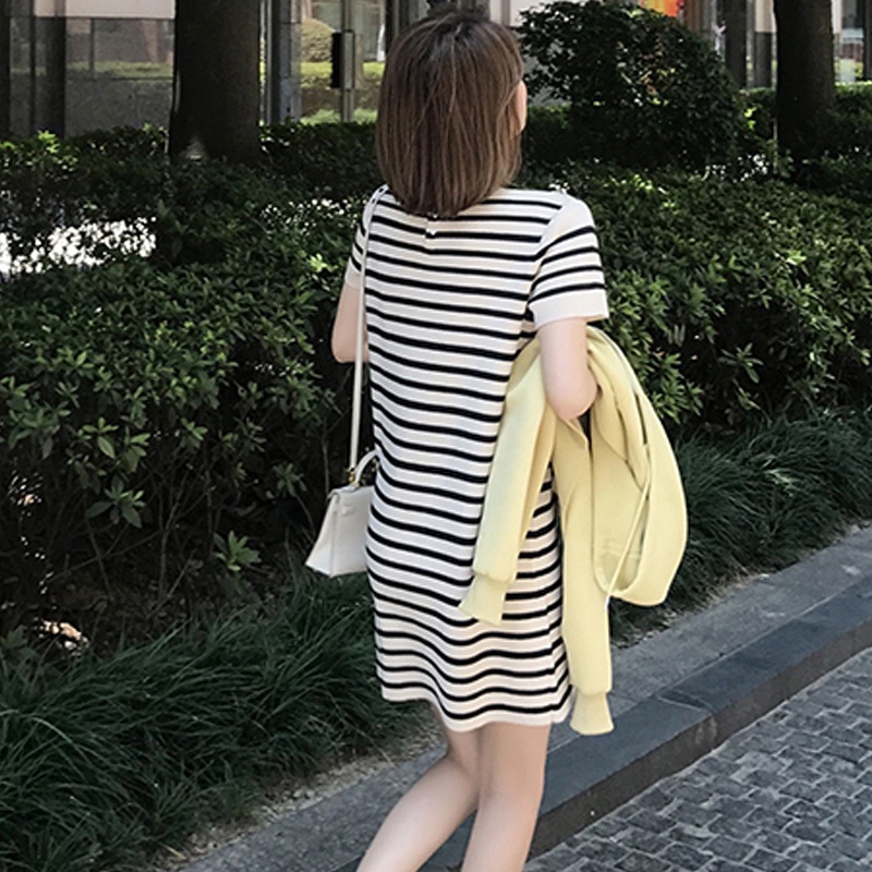 Đầm dệt kim tay ngắn dáng suông kẻ sọc dễ phối đồ