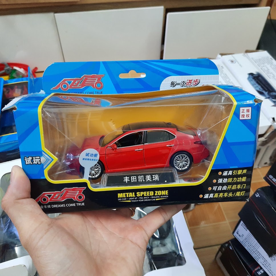 Xe mô hình ô tô Toyota Camry 2020 tỉ lệ 1:32 bằng kim loại có đèn và âm thanh