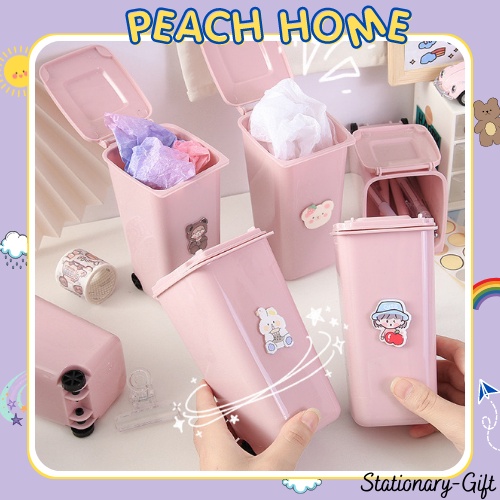 Thùng Rác Mini / Ống Cắm Bút Để Bàn Gắn Huy Hiệu Và Bánh Xe Cute Đa Năng Ngộ Nghĩnh Decor Bàn Học