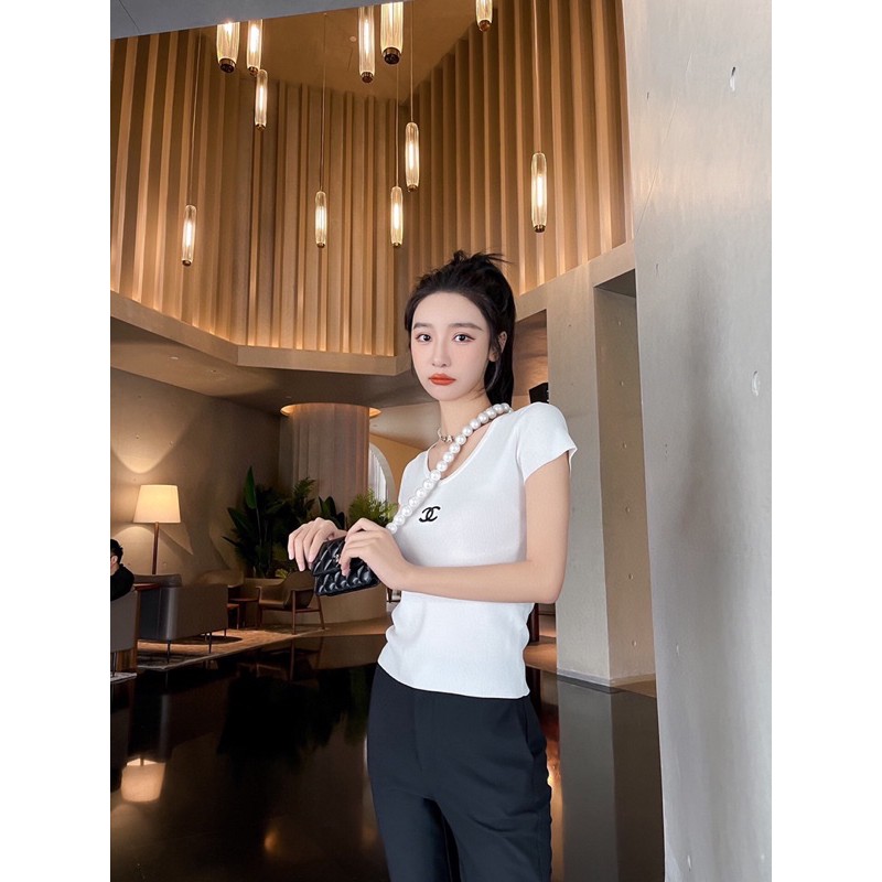 áo phông ngắn tay cổ tim dáng ôm thời trang nữ 𝘾𝙝𝙖𝙣𝙚𝙡 CN 𝘾𝙝𝙖𝙣𝙚𝙡