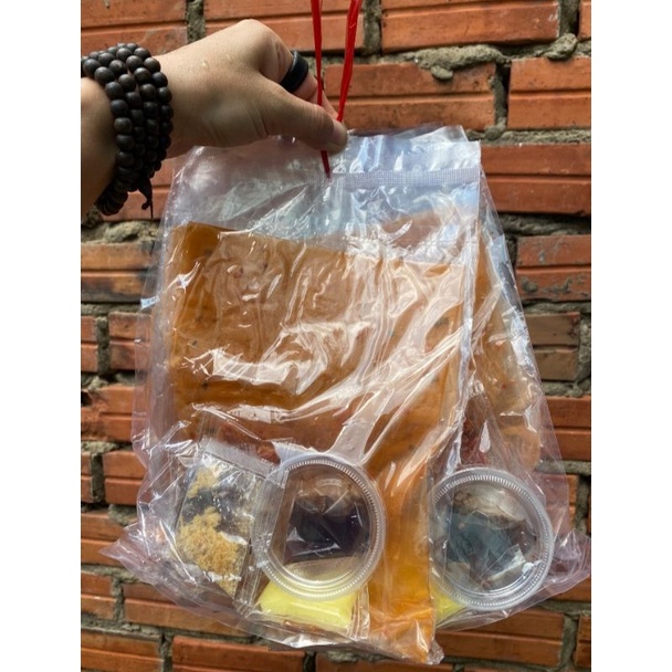 Bánh tráng cuốn bơ chấm sốt me