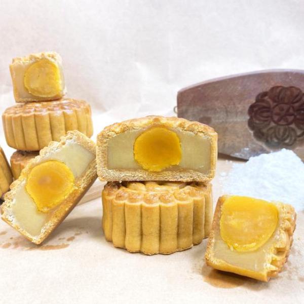 Combo Bánh Nướng Nhân Đậu Xanh Trứng Muối - Thành Phẩm 6 Bánh 150 GR nhà Beemart