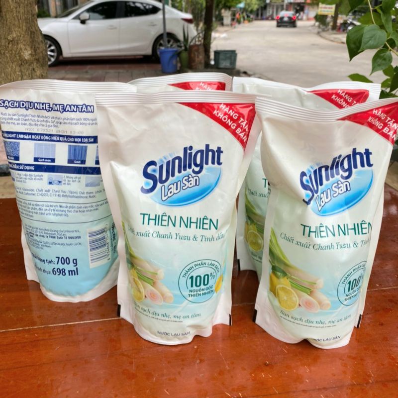 Nước lau sàn Sunlight Thiên Nhiên Chiết Xuất Chanh và Tinh Dầu Sả túi 700g