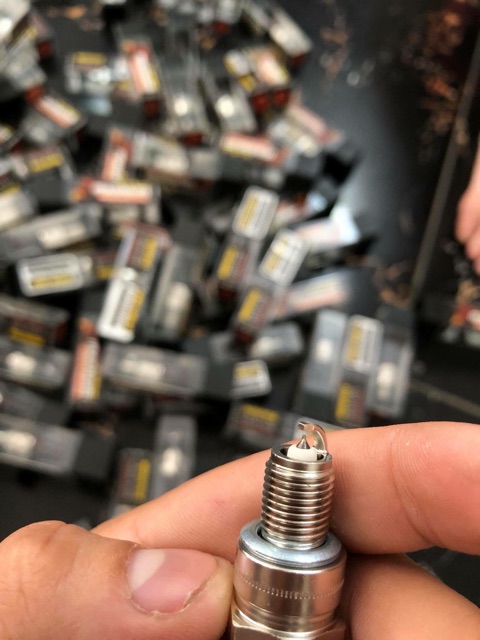 Bugi bạch kim Tháiland Magnum