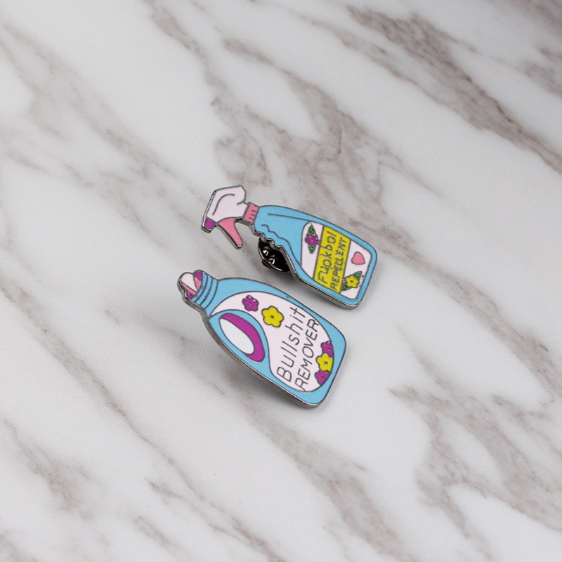 Set 2 trâm cài áo hình chai xịt nước và bình nước xả từ hợp kim tráng men tiện dụng