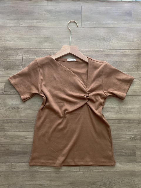 Áo thun cổ vạc chéo nhún 1 bên