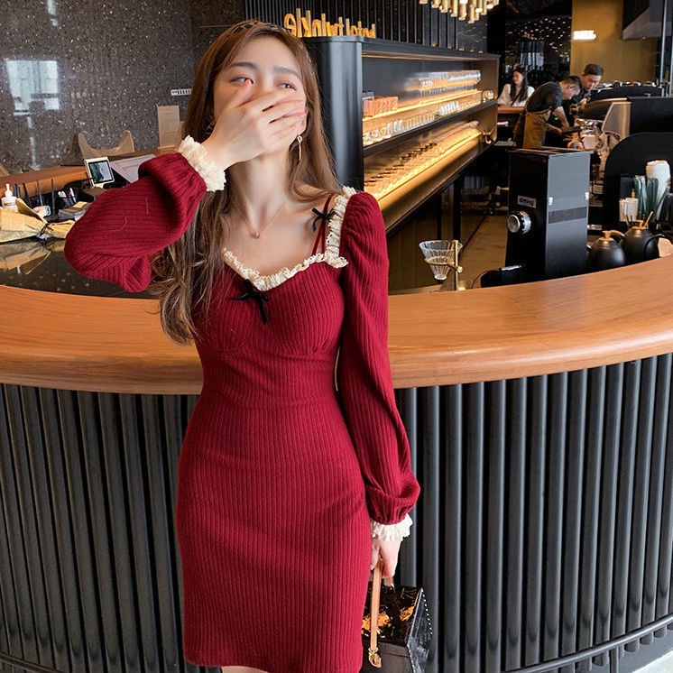Cô gái cổ điển tính khí thanh lịch eo là chiếc váy dệt kim trang trí ren mỏng một bên vai