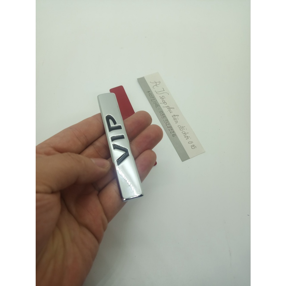 logo trang trí bằng kim loại nguyên khối chữ VIP có miếng dán đi kèm