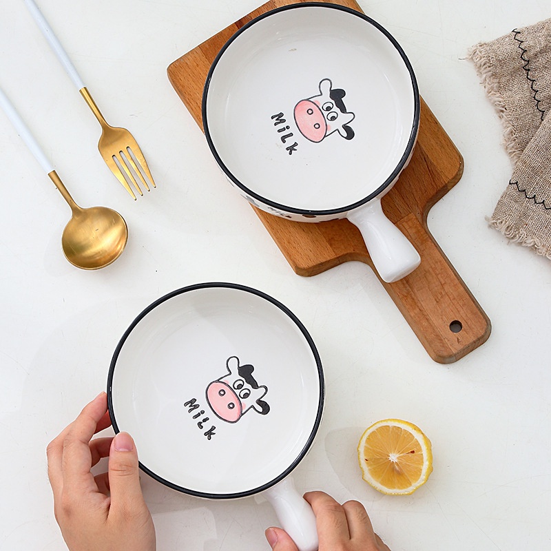 Tô sứ có tay cầm cute họa tiết con bò cười siêu cute. Bát sứ tay cầm decor bàn ăn sống ảo.
