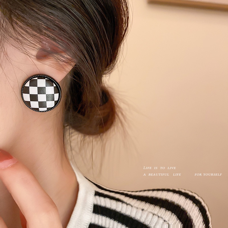 Bông Tai Họa Tiết Kẻ Ô Trắng Đen Đơn Giản Thời Trang 2022 Cho Nữ