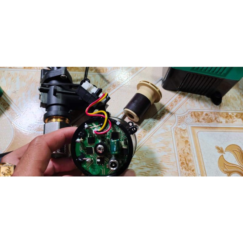 Máy bơm tăng áp mini wi Động cơ nam châm từ vĩnh cửu Dùng điện 24V