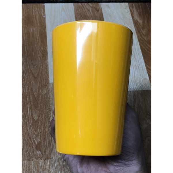 Ly uống nước Cốc nước màu vàng Cốc nhựa ly nhựa size 10.5cm x 7.5cm trơn và có quai
