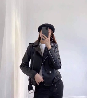 Áo da thiết kế tay khoá sắt.