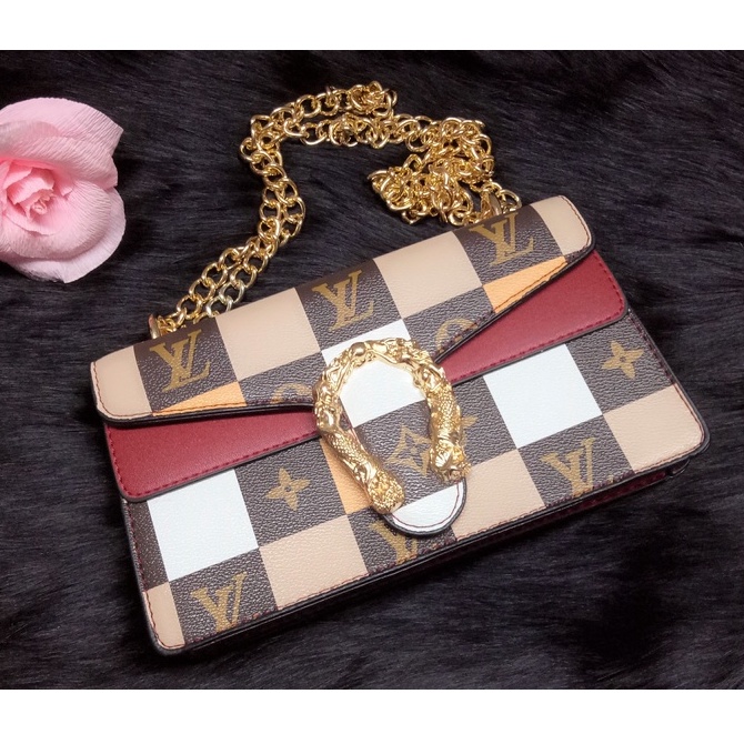 Túi đeo chéo chất da bóng caro hoa văn chữ LV, khóa đầu rồng vàng, quai đeo bằng xích