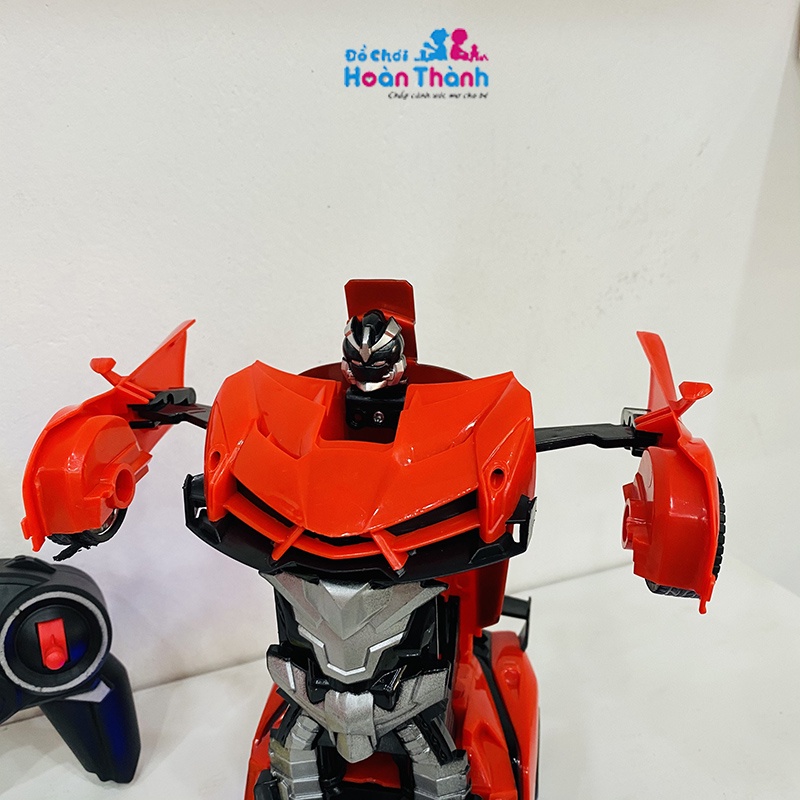 Xe oto điều khiển từ xa biến hình thành robot