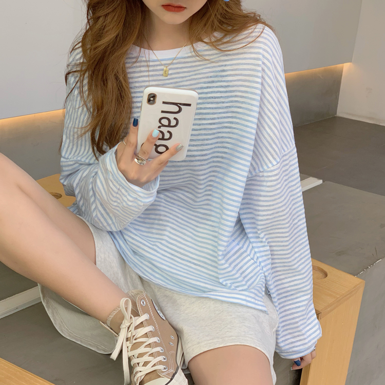 Áo Thun Mỏng Dài Tay Dáng Rộng Họa Tiết Kẻ Sọc Màu Xám 43128