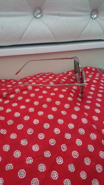 Mắt kính tráng gương xanh thới trang , có 1 vết xước nhỏ