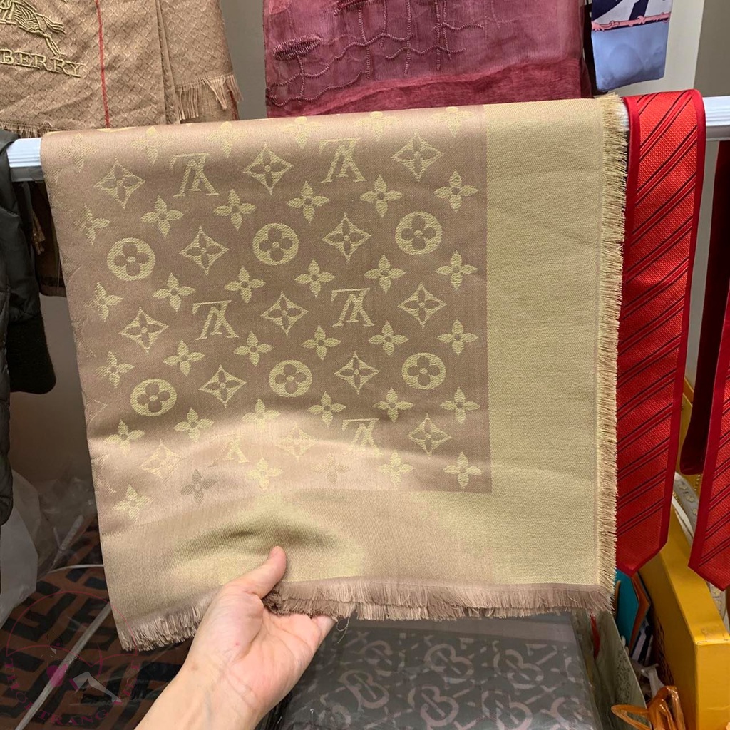 Khăn Choàng Lụa Vuông Be Nhũ Vàng Lv siêu cấp 1.4m