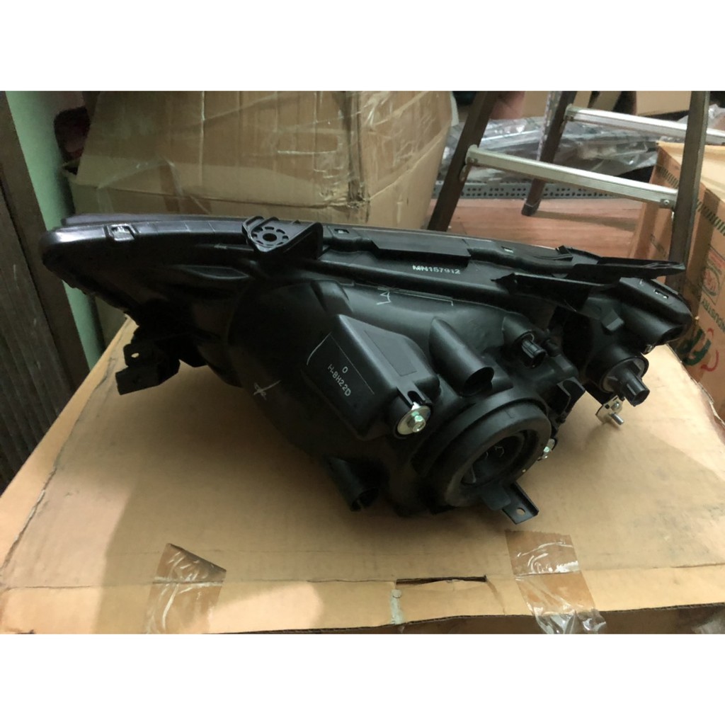 Đèn pha Triton 2010 xi nhan vàng