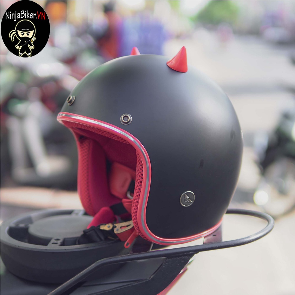 Nón bảo hiểm NTMAX 3/4 màu đen lót đỏ tặng kèm phụ kiện sừng mini đỏ