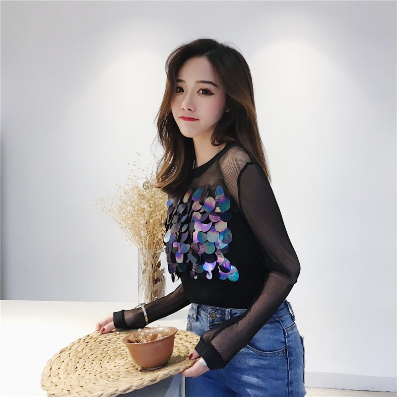 Áo lưới kết hợp khâu sequin trước ngực  có kèm áo lót  phong cách sexy kết hợp kiểu dáng dài tay.
