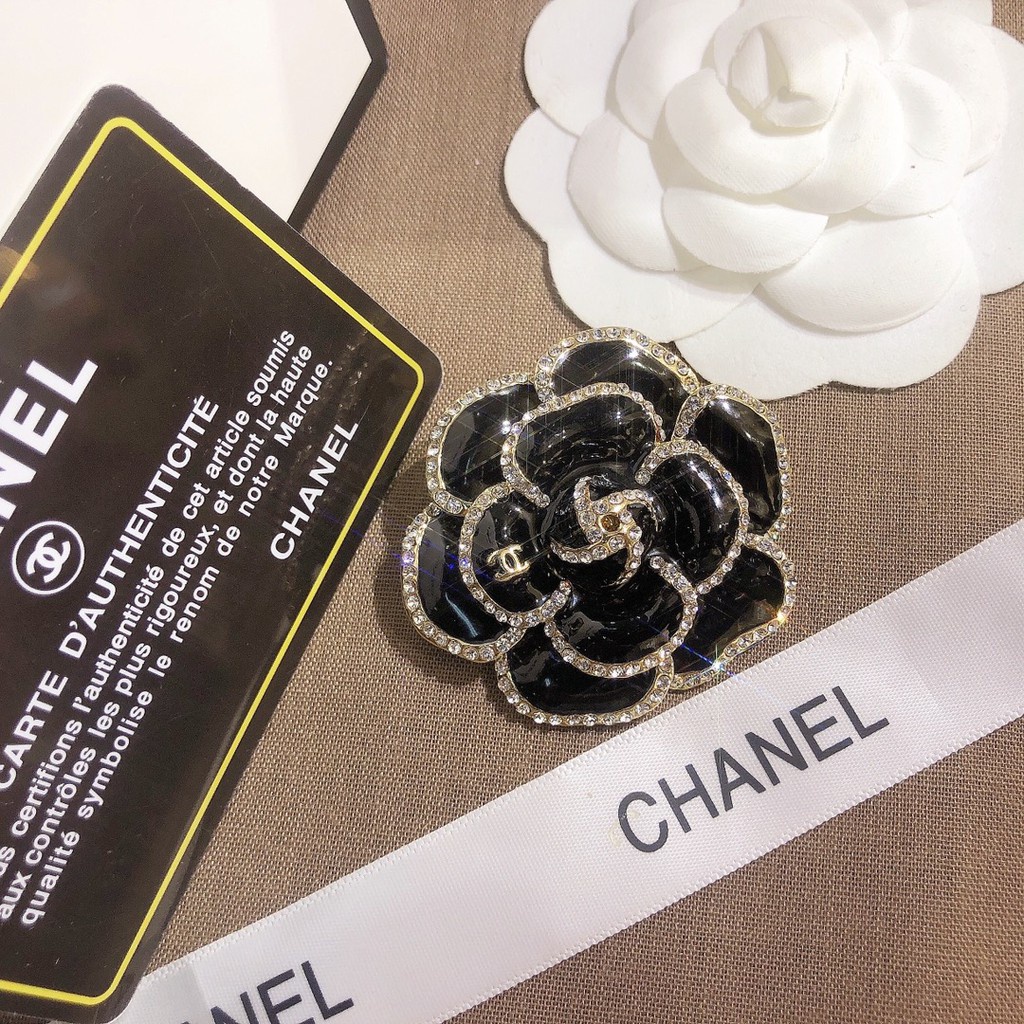 Ghim cài áo Chanel đính đá sang trọng cho nữ