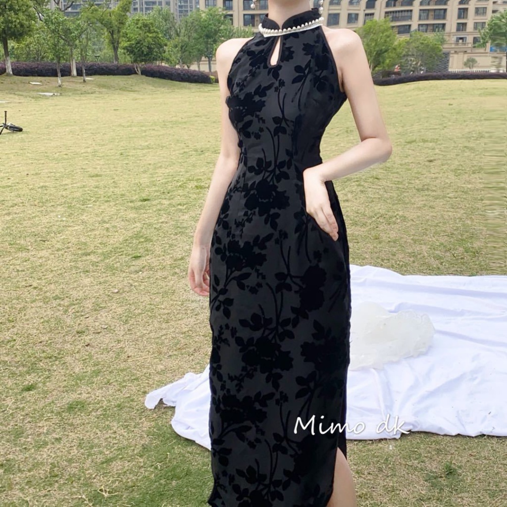 Sườn Xám Cách Tân Dáng Ôm Dài Qua Gối Không Tay Đính Ngọc Trai Đen Phong Cách Trung Hoa