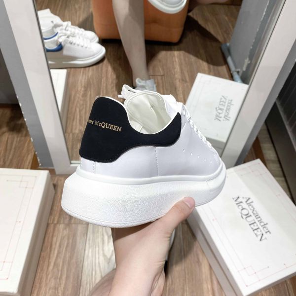 Giày MC Queen gót nhùng, đế cao 4cm,da trắng mịn, full phụ kiện