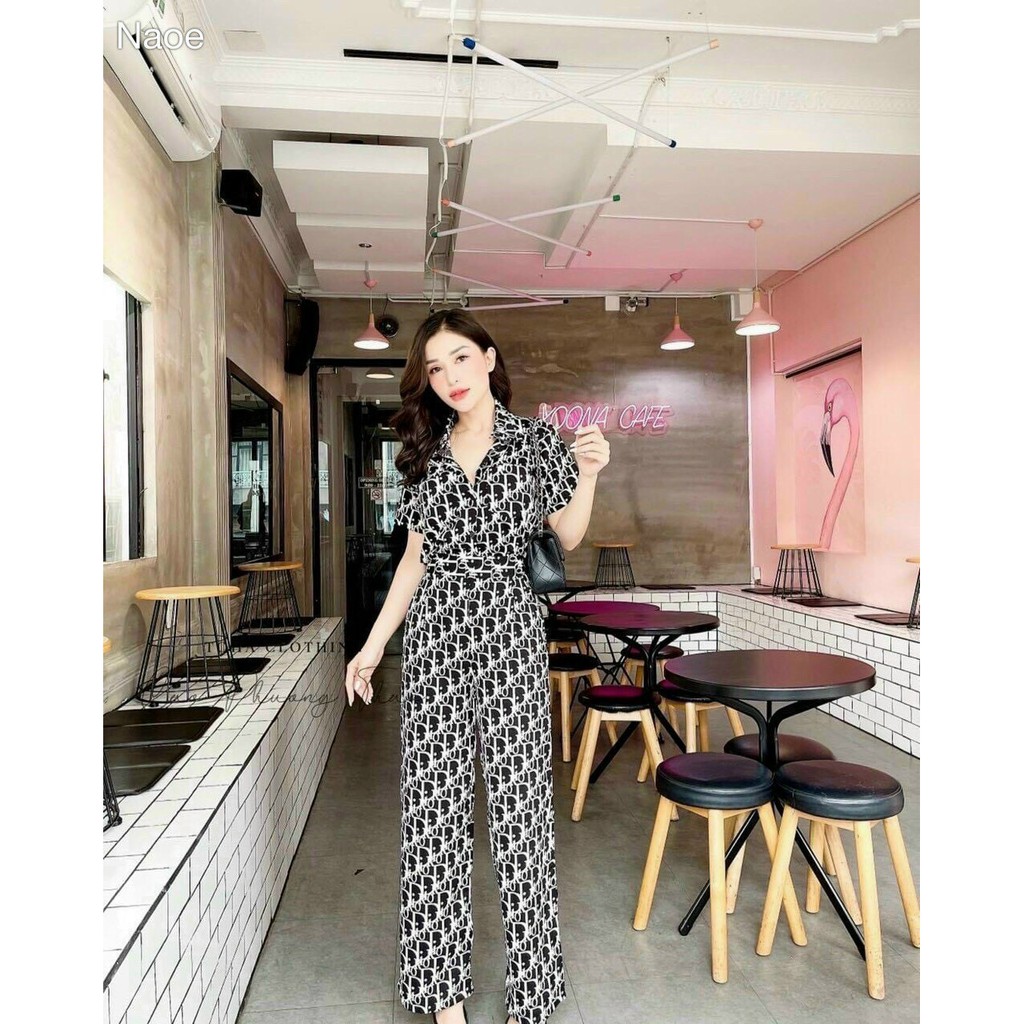 Jumpsuit nữu cổ vest tay ngắn cột nơ eo in họa tiết chữ lạ mắt cá tính