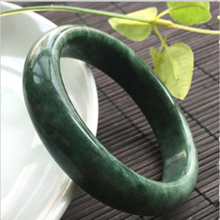 Vòng tay ngọc bích màu xanh lá đậm tự nhiên thiết kế mới xinh xắn