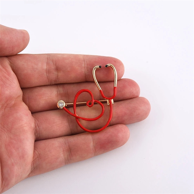 Ghim Cài Áo Hình Ống Nghe Y Tế Đính Đá Zircon Màu Đỏ Hình Trái Tim Mẫu Mới Cho Bác Sĩ / Y Tá / Ba Lô