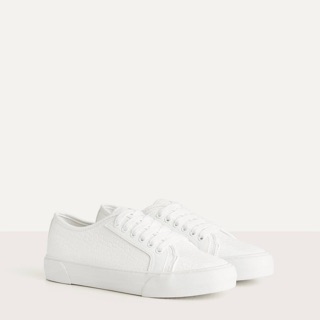 Giày trắng bershka