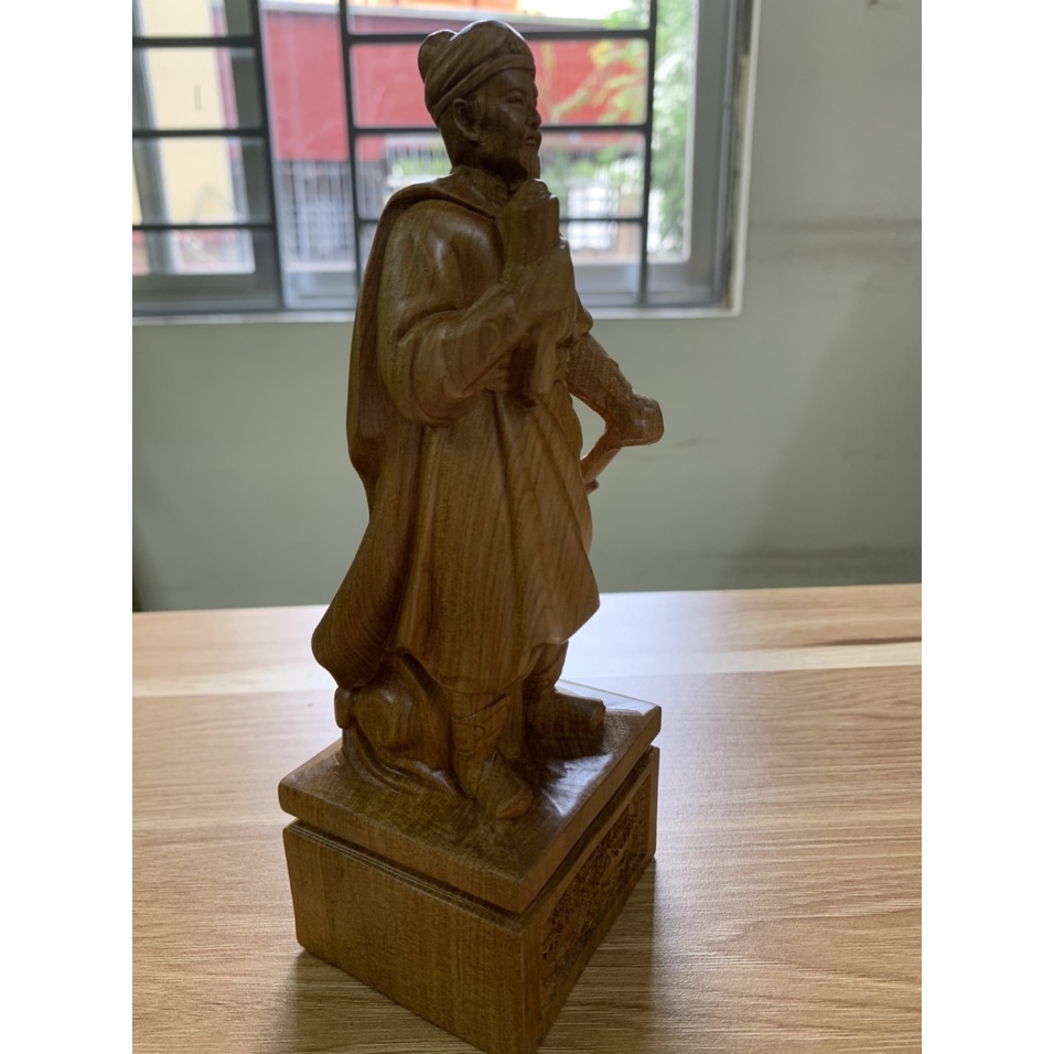 Tượng Gỗ - Tượng Hưng Đạo Đại Vương Trần Quốc Tuấn Đặt Tại Gia Đình, Nơi Làm Việc