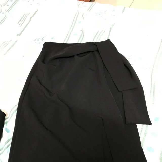 Chân váy công sở dáng bút chì siêu đẹp, chất đanh, lên phom dáng trẻ trung, dễ mix đồ với áo sơ mi. Chân váy thiết kế vu