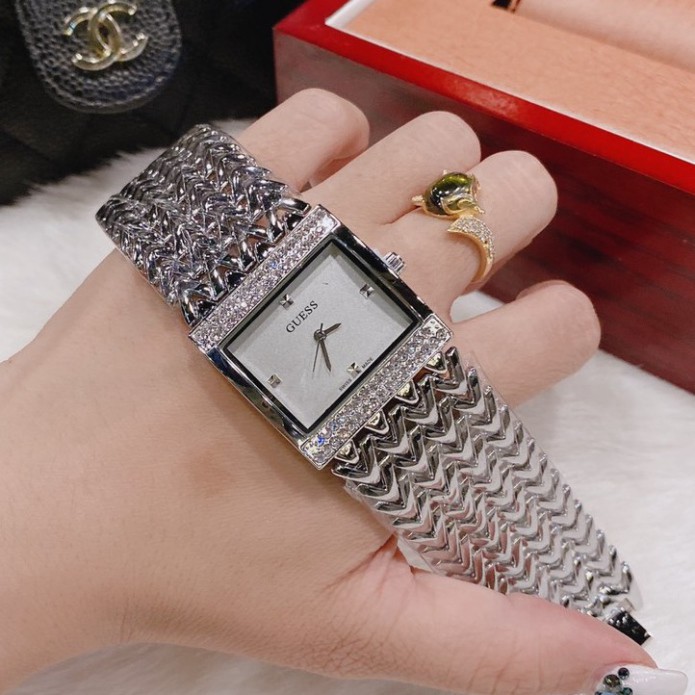 (Thẻ bảo hành 12 tháng) Đồng hồ nữ Guess dây thép không gỉ, viền đính đá, mặt trơn, thẻ bảo hành 12 tháng - Dongho.guess | BigBuy360 - bigbuy360.vn