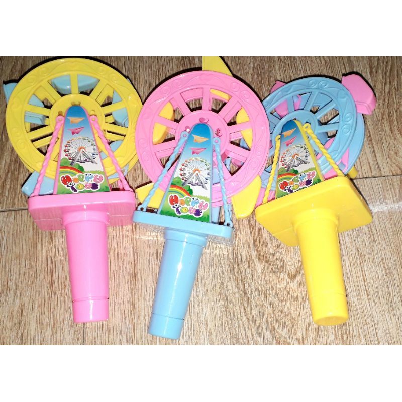 Một cái mô hình cối xoay gió bằng nhựa có đèn rất đẹp