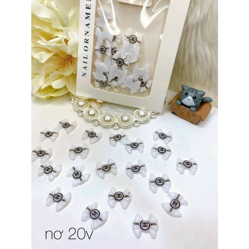Nơ thương hiệu chờ neo gắn đá  làm móng.