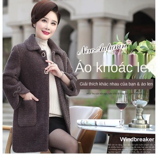 Mẹ mặc áo khoác len mùa đông