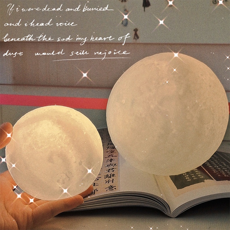 ĐÈN NGỦ MẶT TRĂNG 8 inch màu ấmĐèn ngủ Mặt Trăng Moon Light 3D Cảm Ứng. Phù hợp với những bạn thích trang trí phòng ngủ.
