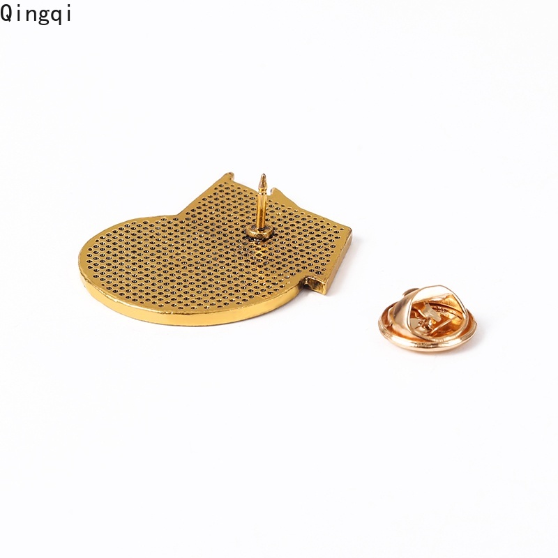 Ghim cài áo Miss Zoe hình lá cờ đỏ chiến tranh lạnh