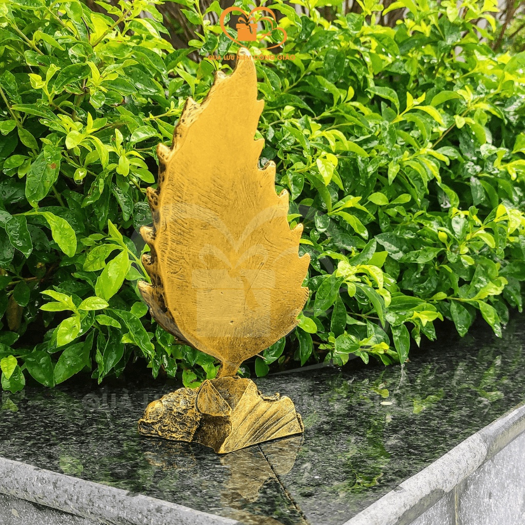 Tượng Đức Mẹ trên lá cây để bàn Quà Lưu Niệm Công Giáo