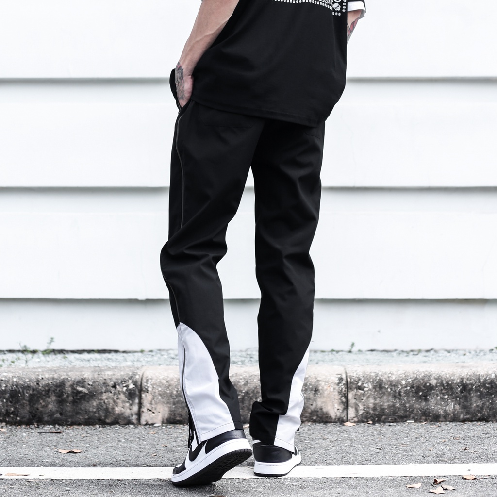 Quần Thun Có Zipper Khóa Sọc Trắng Chất Liệu Vải Dù Ống Rộng Form Unisex Màu Đen