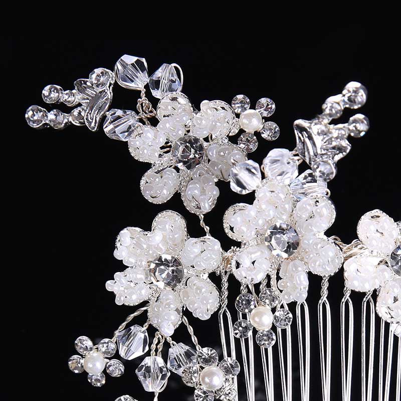 Cài tóc phối chi tiết thiết kế kiểu hoa sang trọng quý phái cho cô dâu