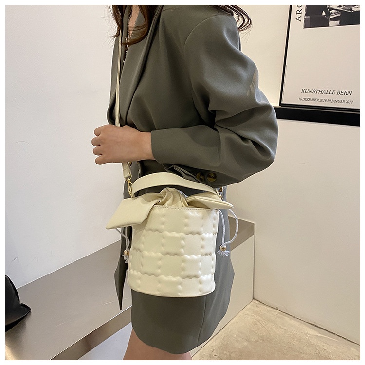 Túi xách nữ đeo chéo hình trụ tròn đẹp sang chảnh dễ thương cá tính da pu cao cấp dáng nơ thời trang đi chơi BESED T047