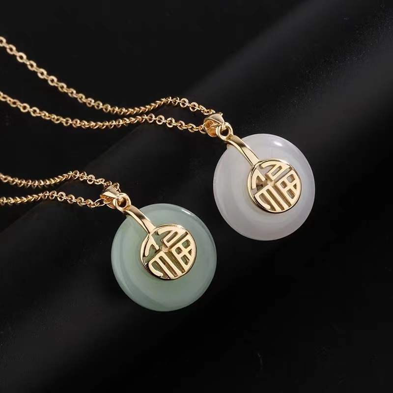 Dây Chuyền Có Khóa Cài Đính Ngọc Bích Sang Trọng Thanh Lịch