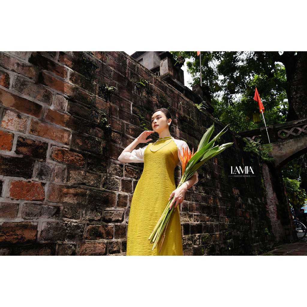 Áo dài truyền thống Lamia Design AD075 tơ xước Nhật màu vàng lá mạ